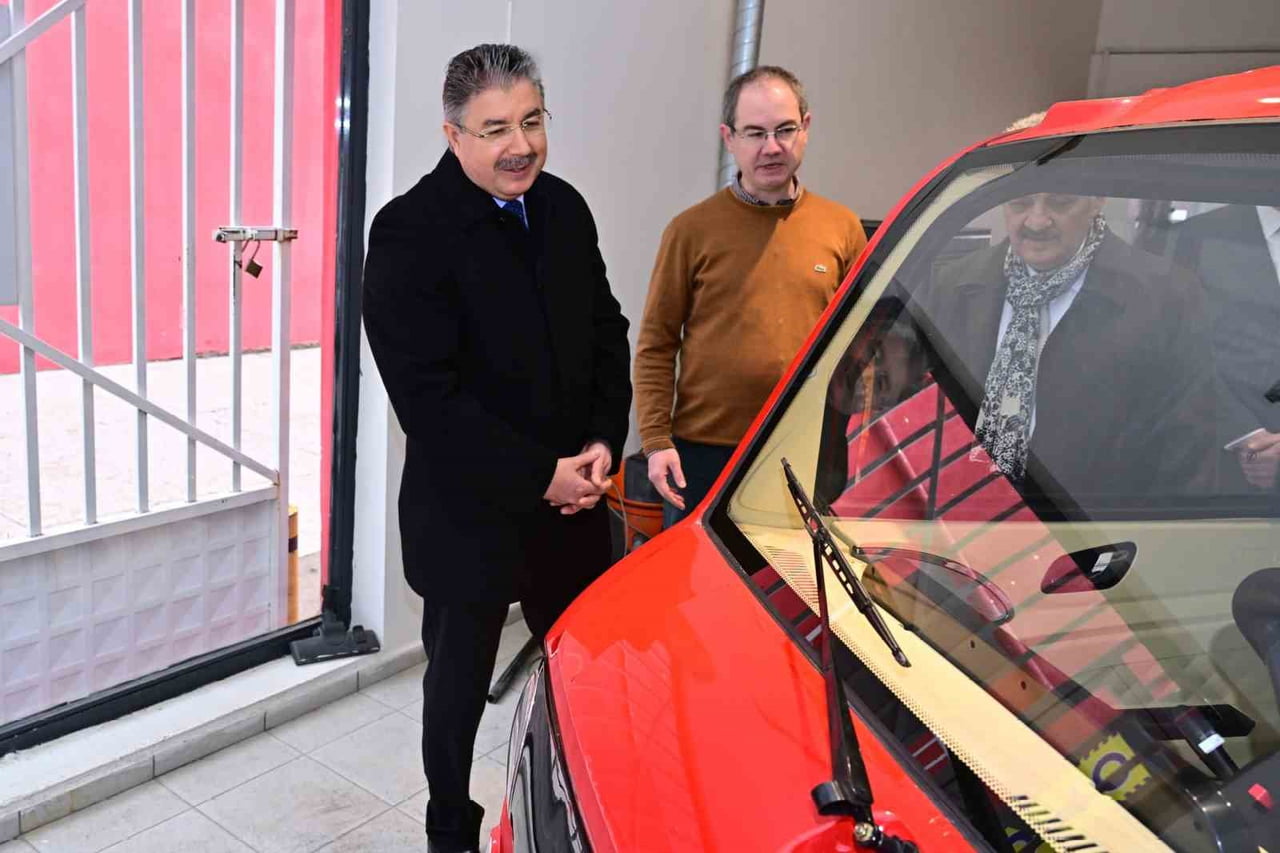 ESKİŞEHİR VALİSİ DR. ERDİNÇ YILMAZ, İL GENELİNDE GERÇEKLEŞTİRDİĞİ ESNAF VE VATANDAŞ ZİYARETLERİNE...