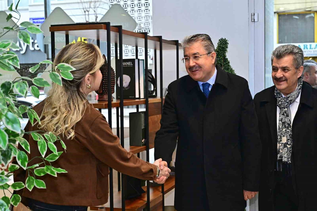 ESKİŞEHİR VALİSİ DR. ERDİNÇ YILMAZ, İL GENELİNDE GERÇEKLEŞTİRDİĞİ ESNAF VE VATANDAŞ ZİYARETLERİNE...