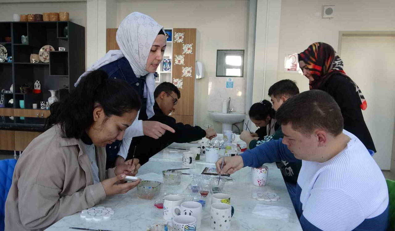 ETKİNLİKTE HAFİF ZİHİNSEL ENGELLİ ÖĞRENCİLER, HEM SANATSAL BECERİLERİNİ GELİŞTİRME FIRSATI BULDU...