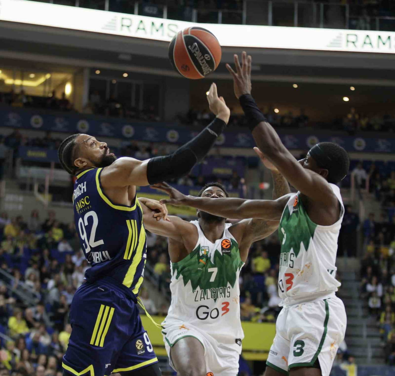 EUROLEAGUE'İN 34. HAFTASINDA FENERBAHÇE, EVİNDE ZALGİRİS KAUNAS'A MAĞLUP OLDU