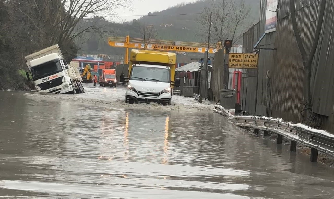 EYÜPSULTAN'DA GÖLE DÖNEN YOLDA SEYRETMEYE ÇALIŞAN BİR HAFRİYAT KAMYONU YAN YATTI.