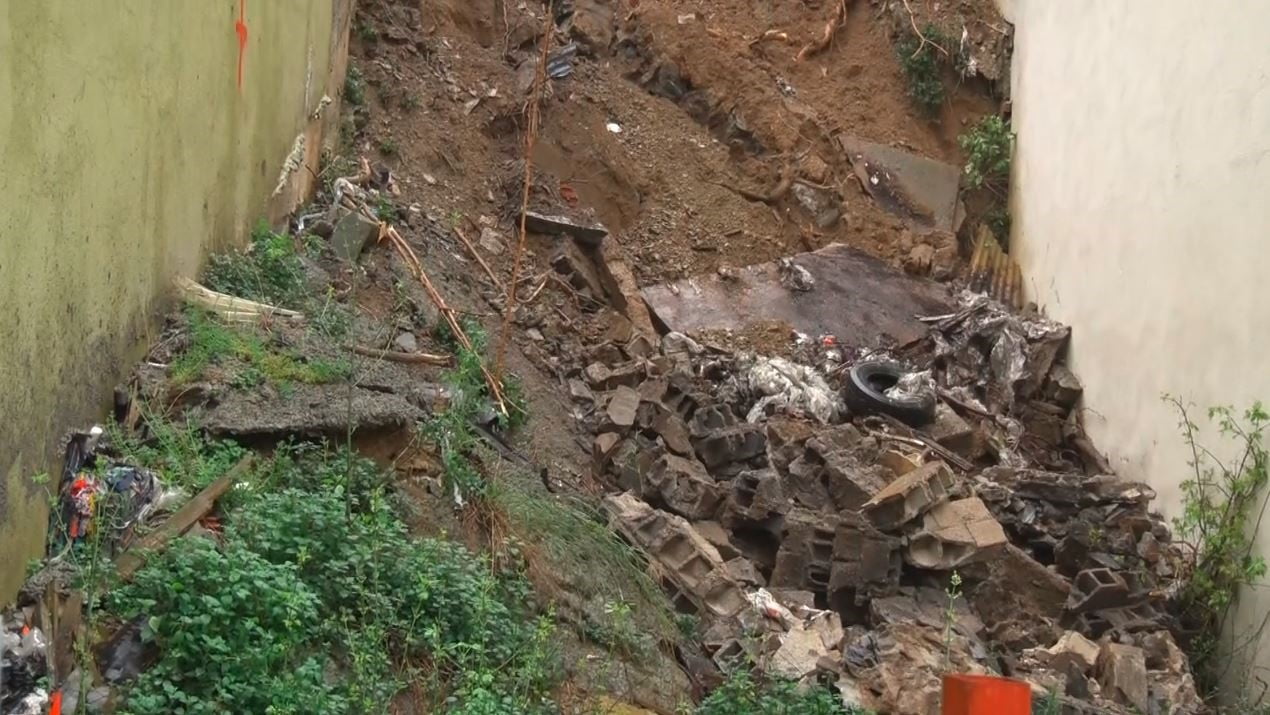 EYÜPSULTAN'DA İSTİNAT DUVARI ÇÖKTÜ