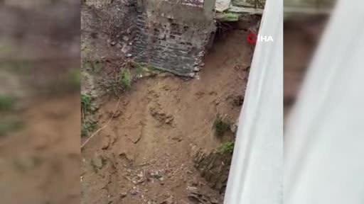Eyüpsultan’da yağış sonrası istinat duvarının çöktüğü anlar kamerada