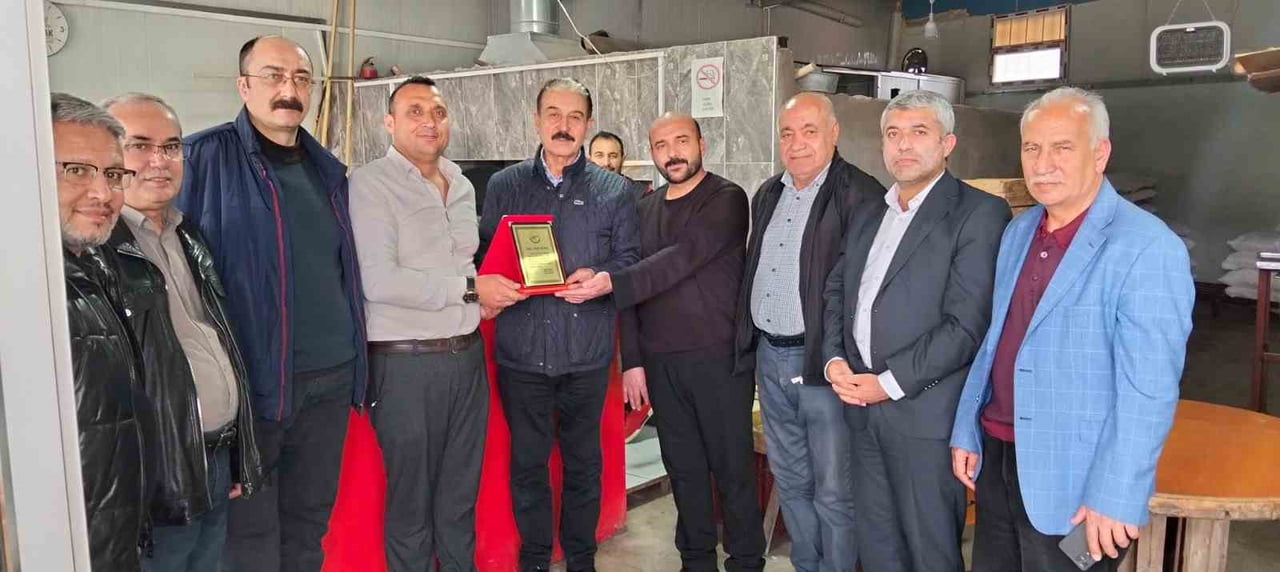 FAZLA YARDIMI KABUL ETMEYEN ESNAFA ÖRNEK DAVRANIŞ PLAKETİ