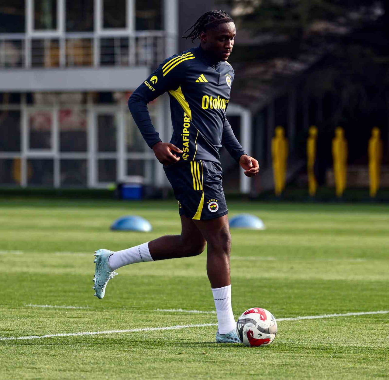 FENERBAHÇE, 4 GÜNLÜK İZNİN ARDINDAN TRENDYOL SÜPER LİG'İN 28. HAFTASINDA EVİNDE OYNAYACAĞI...