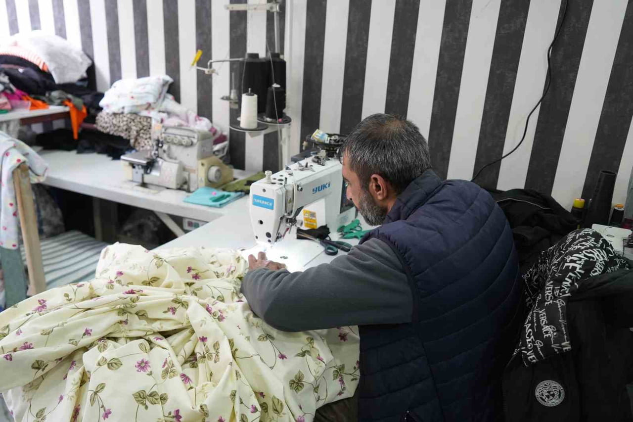 FERHAT GÜL, HAYALİNİ KURDUĞU TERZİ DÜKKANINI AÇARAK KENDİ İŞİNİN PATRONU OLDU.