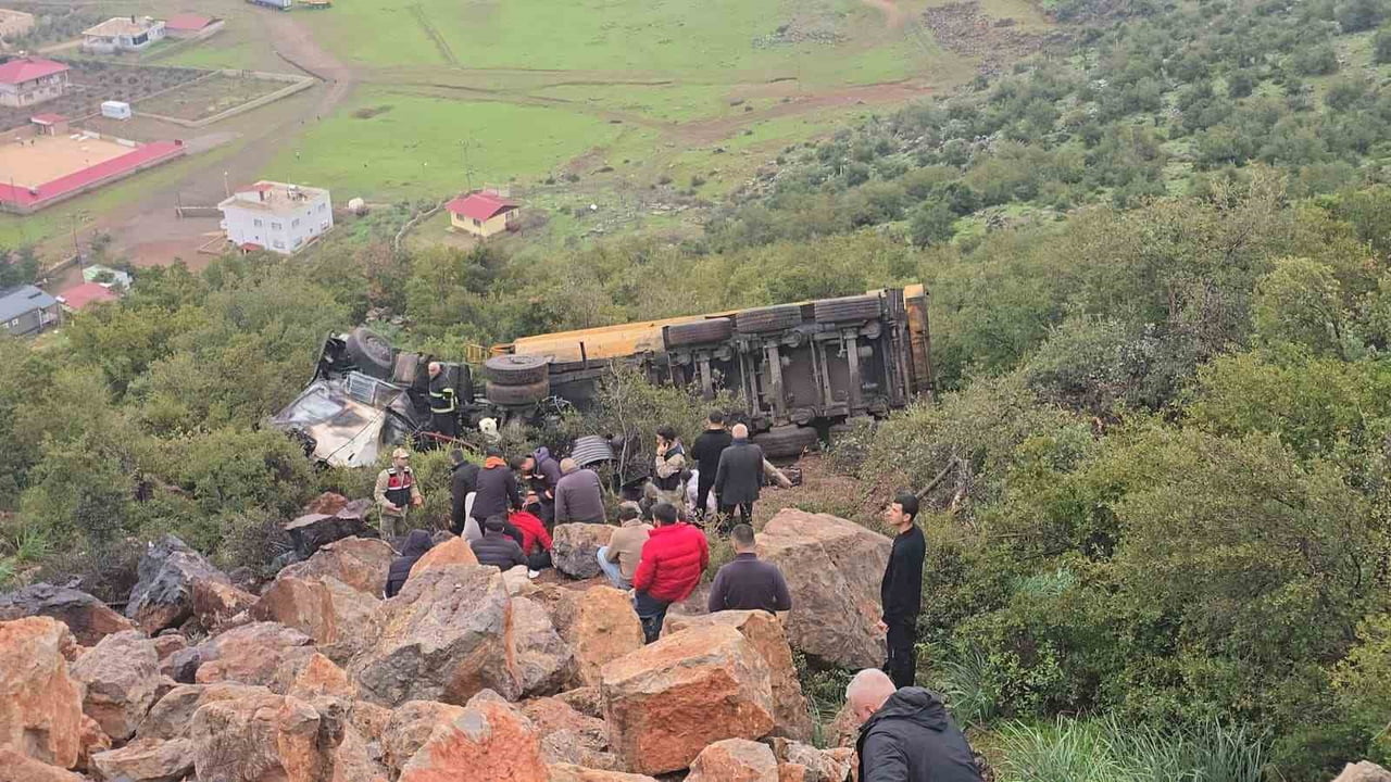 GAZİANTEP'TE BULUNAN ÖZEL BİR MADEN OCAĞI YOLUNDA ARAÇ UÇURUMA UÇTU, 1 KİŞİ HAYATINI...