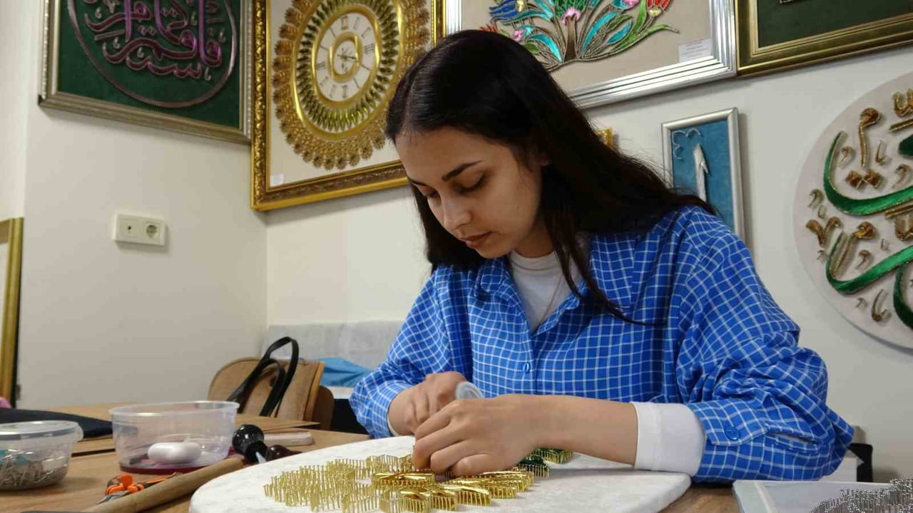 GAZİANTEP'TE FİLOGRAFİ EĞİTİMİ ALAN KADIN KURSİYERLER, BİNLERCE ÇİVİ VE METRELERCE BAKIR TELLE...