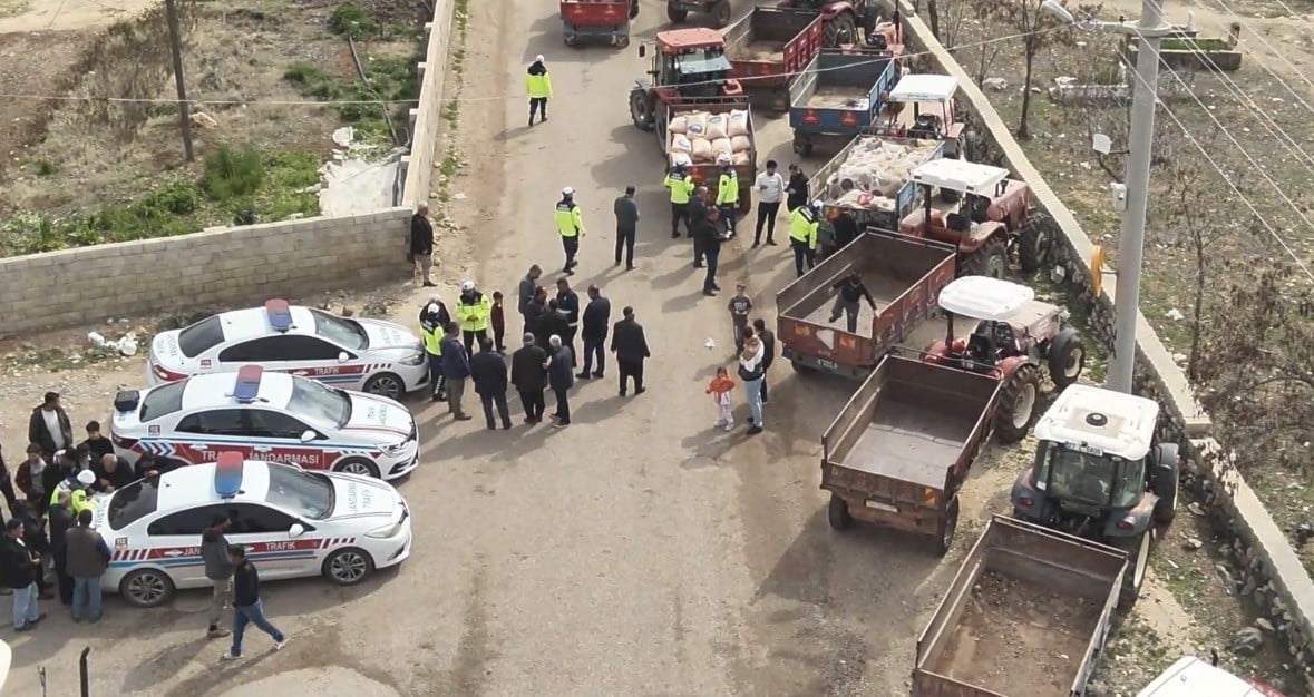 GAZİANTEP'TE JANDARMA EKİPLERİ, "REFLEKTÖR TAK, GÖRÜNÜR OL" PROJESİ KAPSAMINDA ARABAN İLÇESİNDE 85...