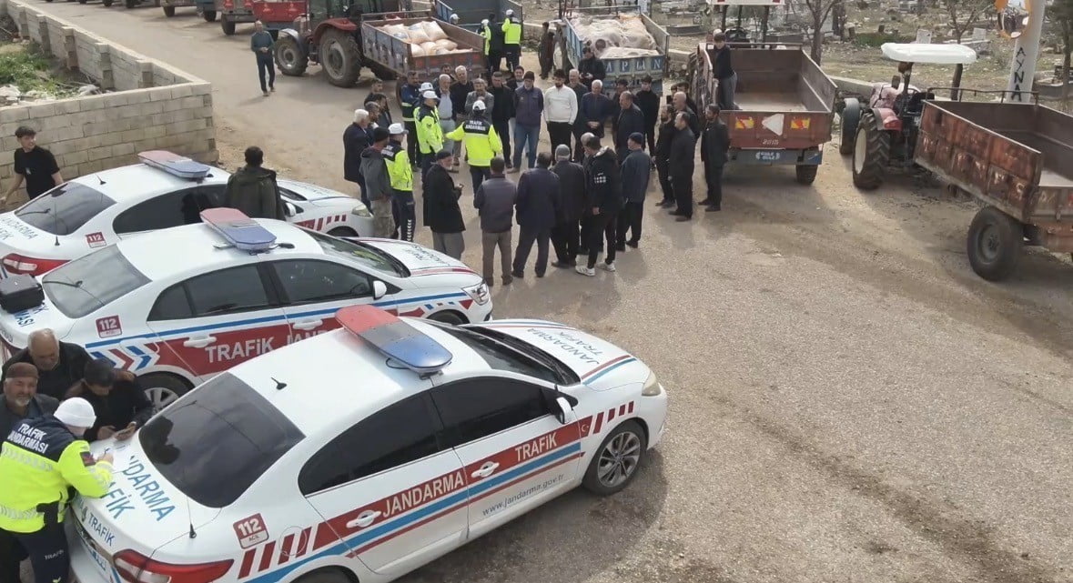 GAZİANTEP'TE JANDARMA EKİPLERİ, "REFLEKTÖR TAK, GÖRÜNÜR OL" PROJESİ KAPSAMINDA ARABAN İLÇESİNDE 85...