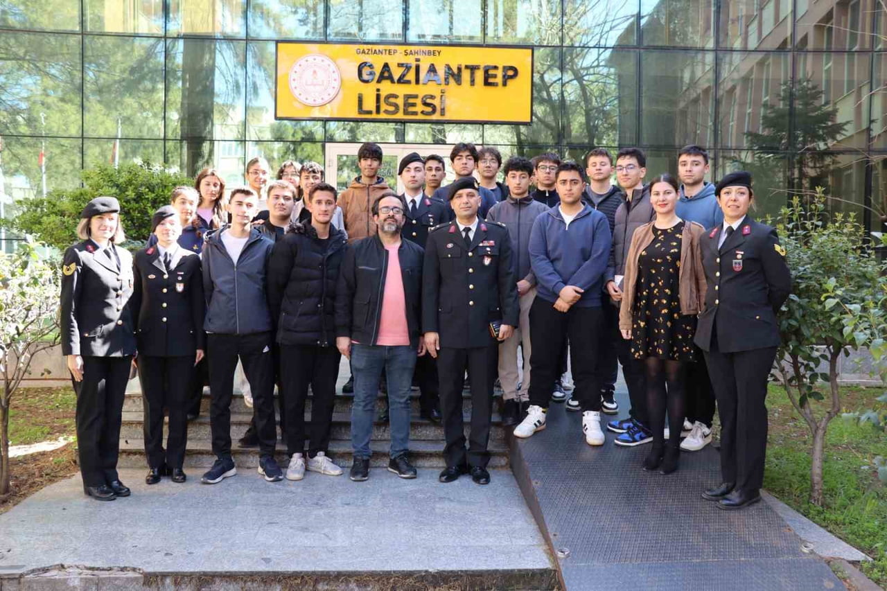 GAZİANTEP'TE JANDARMA EKİPLERİNCE LİSE ÖĞRENCİLERİNE JANDARMA MESLEĞİ İLE İLGİLİ BİLGİLENDİRİCİ...