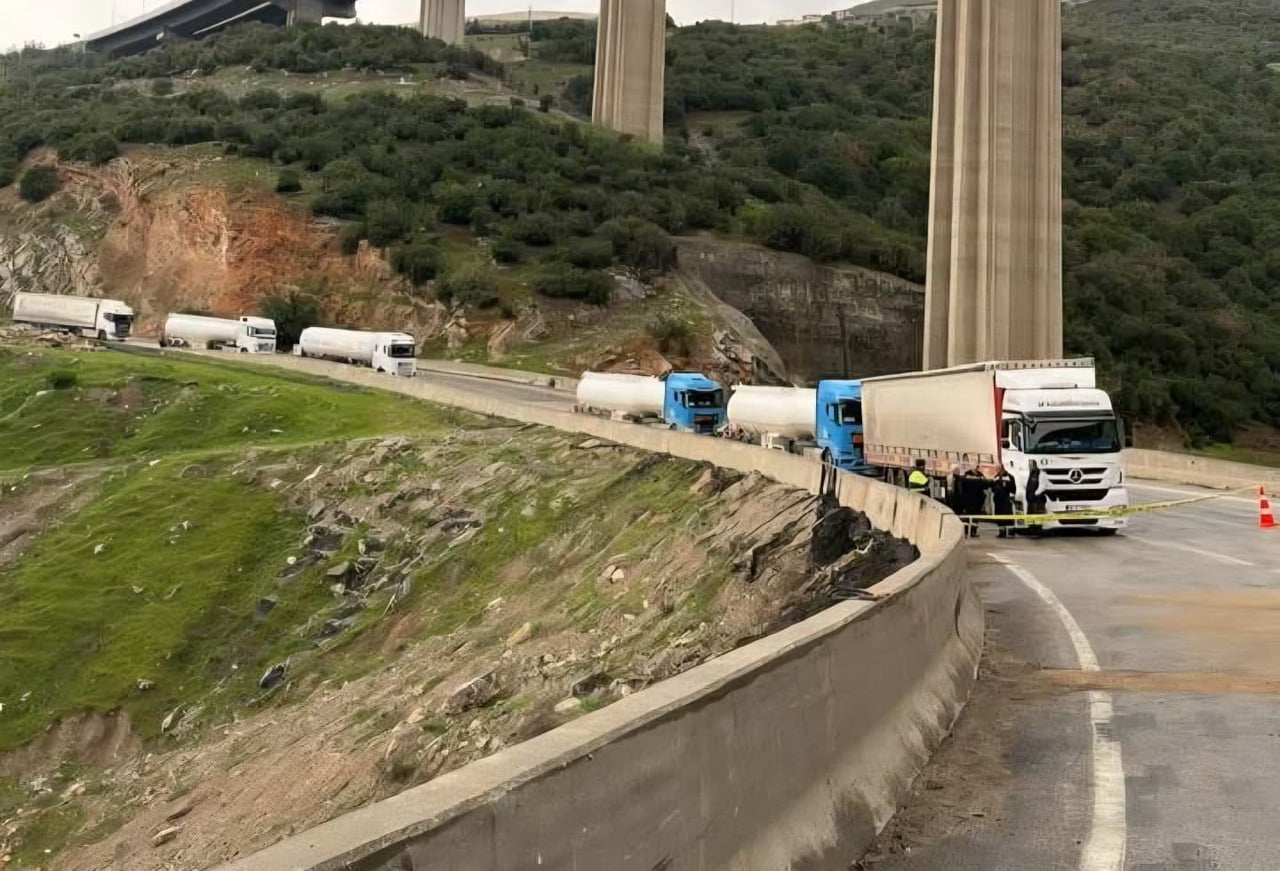 GAZİANTEP’İN NURDAĞI İLÇESİNDE İKİ TIRIN KAFA KAFAYA ÇARPIŞMASI SONUCU 1 KİŞİ HAYATINI...