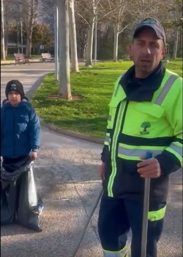 GAZİANTEP’İN ŞEHİTKAMİL İLÇESİNDE GÖREV YAPAN BİR TEMİZLİK İŞÇİSİ, KÜÇÜK OĞLUYLA BİRLİKTE...