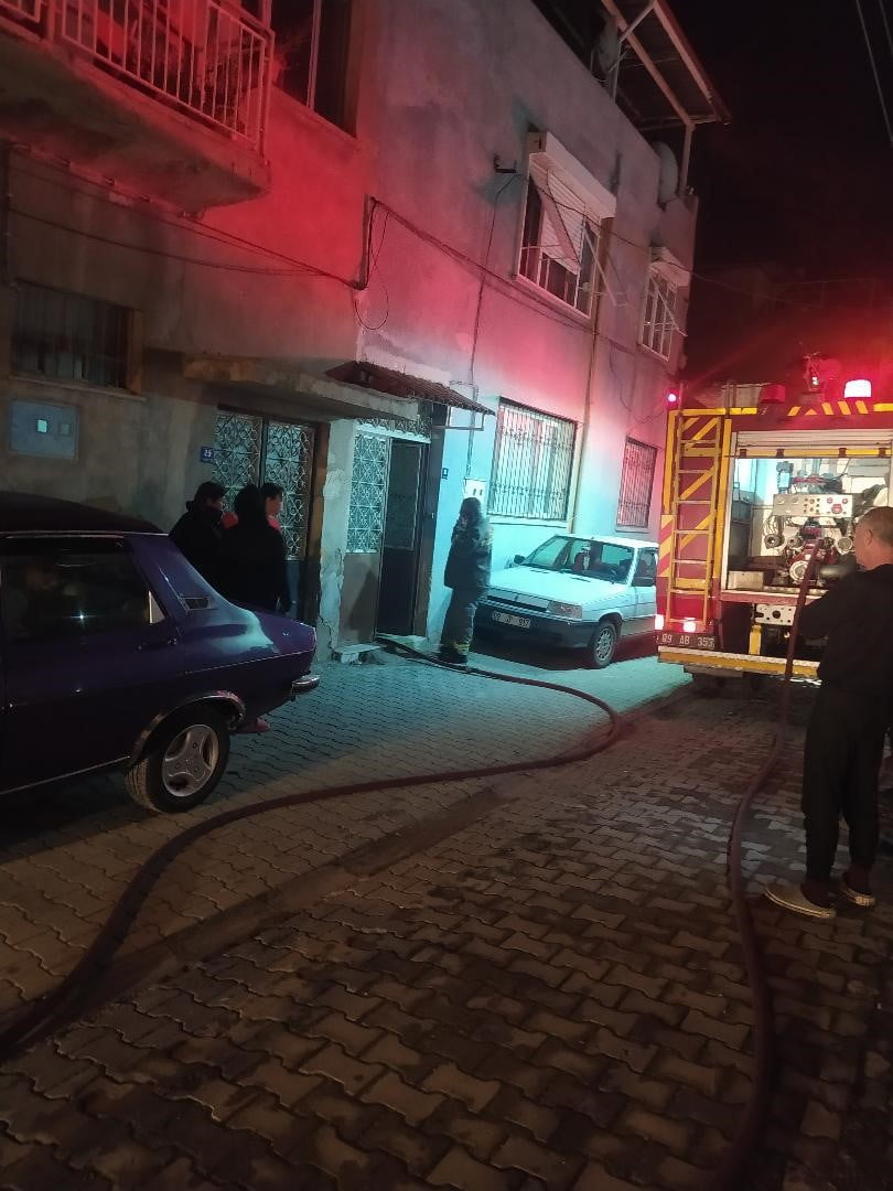 GECE YARISI MUTFAK YANGINI KORKUTTU