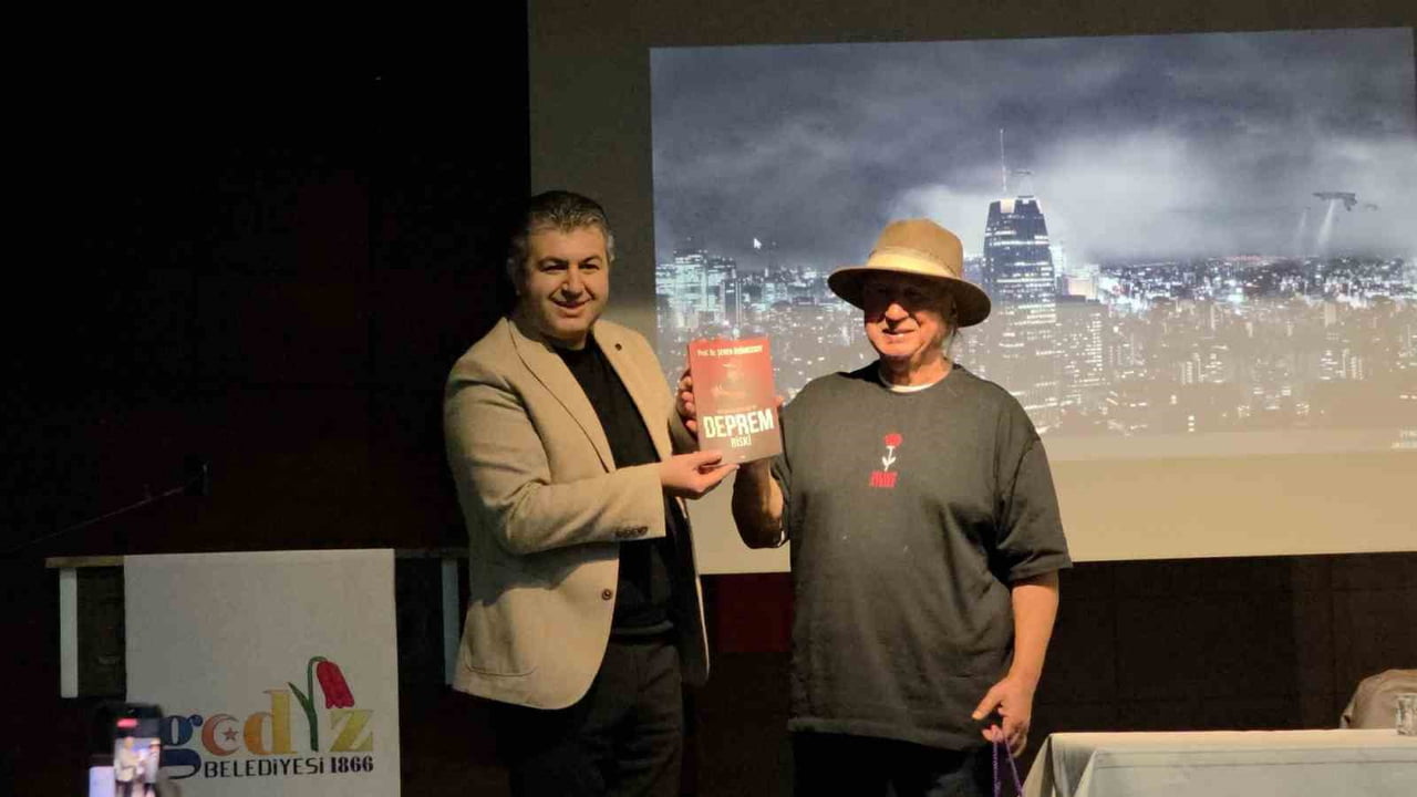 GEDİZ BELEDİYE BAŞKANI NECDET AKEL, PROGRAMA KATILAN ÜŞÜMEZSOY'A TEŞEKKÜR EDEREK GÜNÜN ANISINA...