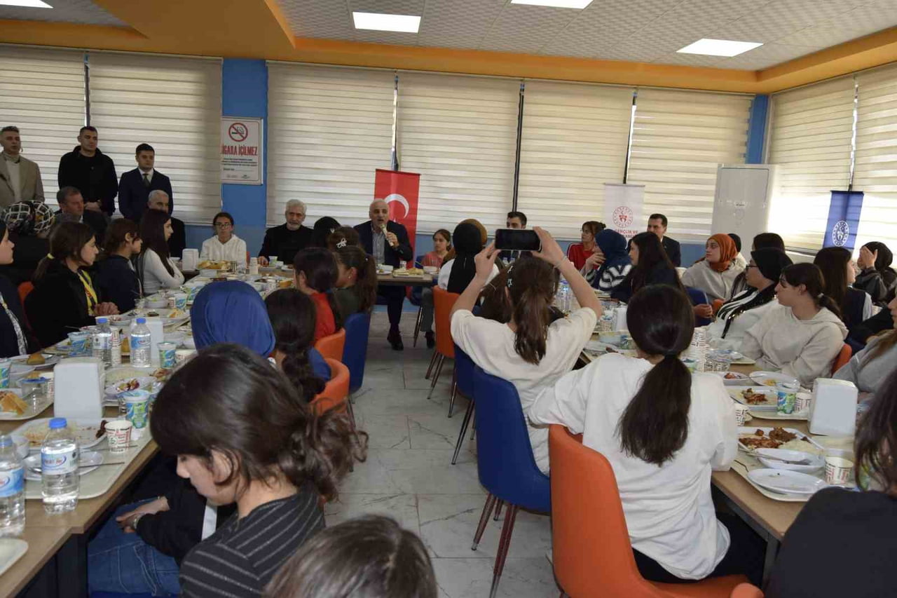 GENÇLERLE BULUŞMA PROGRAMINA AK PARTİ DİYARBAKIR MİLLETVEKİLİ VE ÇEVRE KOMİSYONU BAŞKANI GALİP...