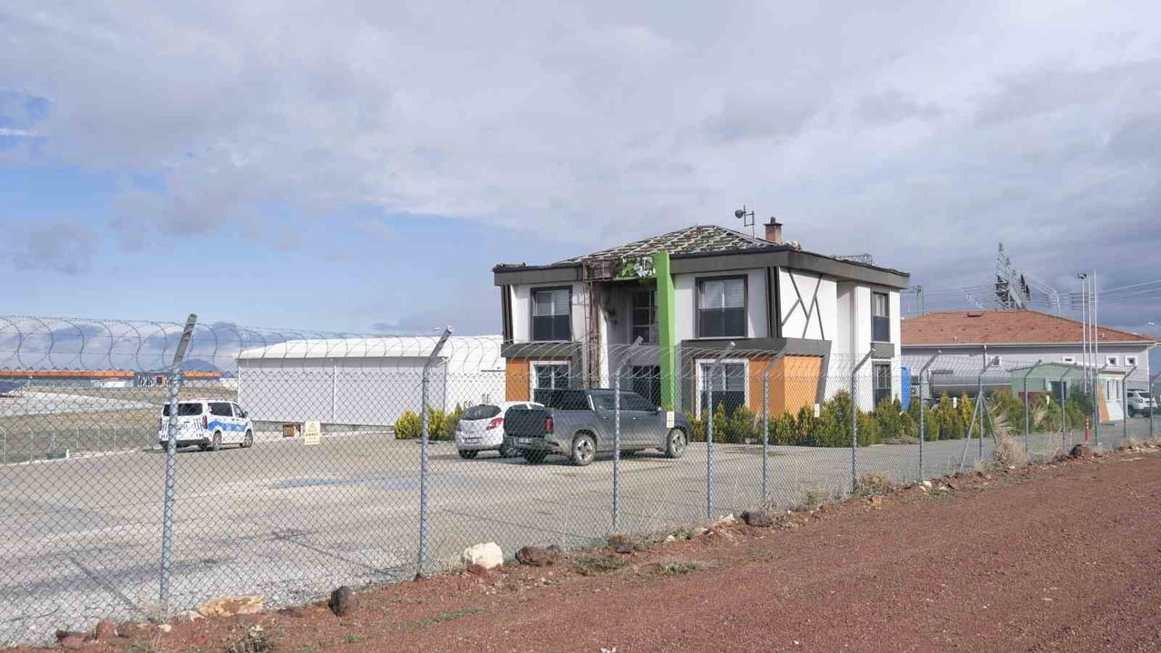 GES SAHASI İÇERİSİNDE BULUNAN İKİ KATLI BİNANIN ÇATISINDA ÇIKAN YANGIN, İTFAİYE EKİPLERİNCE...