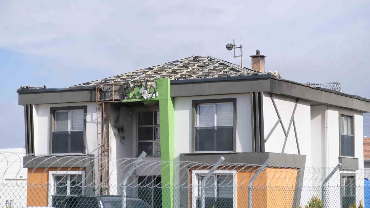 GES SAHASI İÇERİSİNDE BULUNAN İKİ KATLI BİNANIN ÇATISINDA ÇIKAN YANGIN, İTFAİYE EKİPLERİNCE...