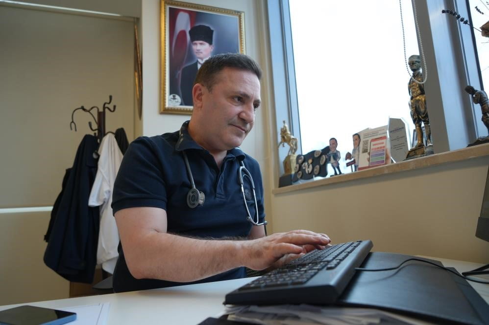 GÖĞÜS HASTALIKLARI UZMANI PROF. DR. ŞEVKET ÖZKAYA, "AĞUSTOS BÖCEĞİ" OLARAK ADLANDIRILAN VE YÜKSEK...