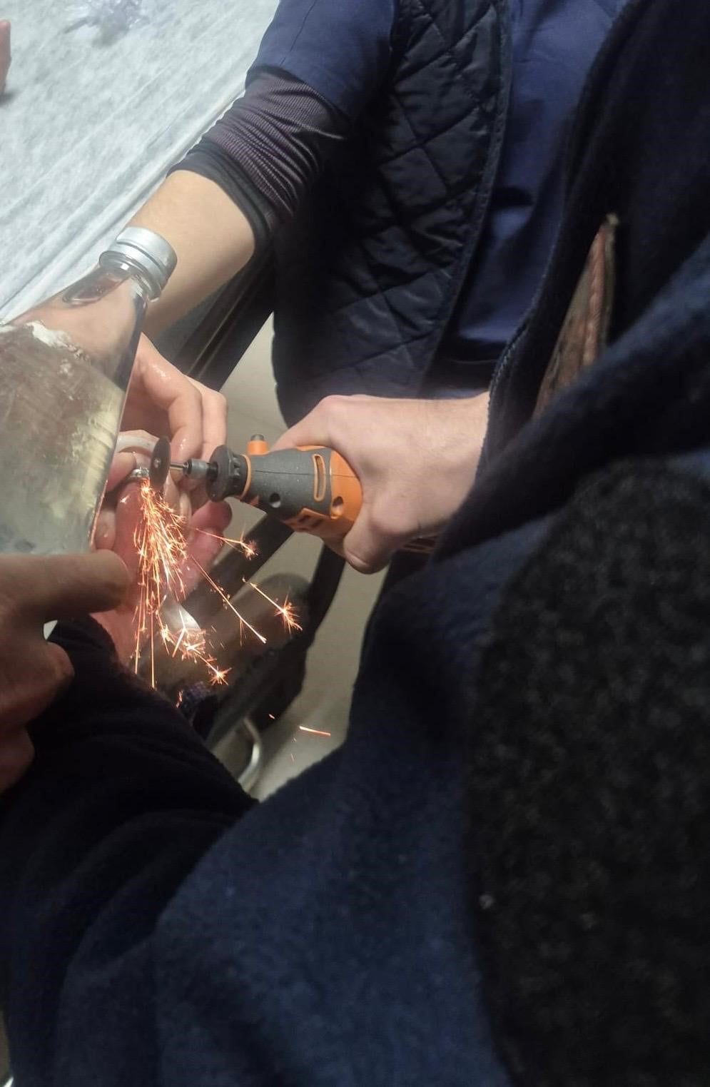 GÖNEN İLÇESİNDE PARMAĞINA SIKIŞAN YÜZÜK NEDENİYLE HASTANEYE BAŞVURAN BİR KİŞİ, İTFAİYE EKİPLERİNİN...