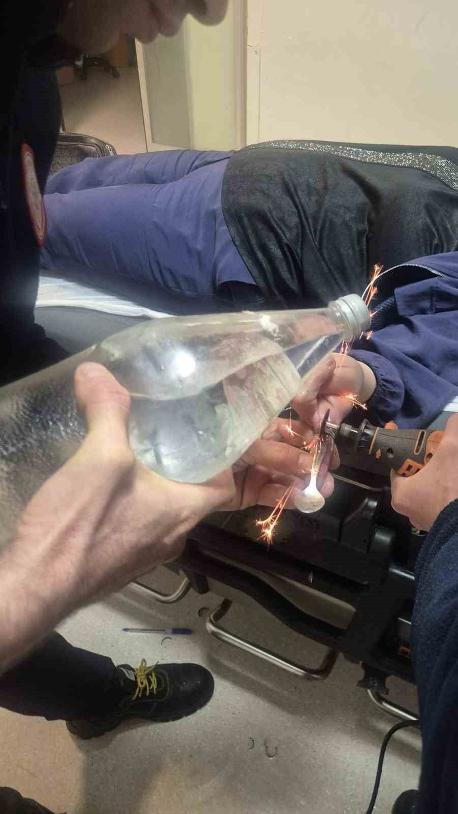 GÖNEN İLÇESİNDE PARMAĞINA SIKIŞAN YÜZÜK NEDENİYLE HASTANEYE BAŞVURAN BİR KİŞİ, İTFAİYE EKİPLERİNİN...