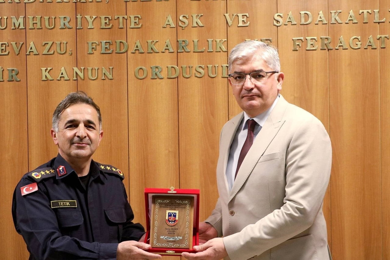 GÖREV SÜRESİ BOYUNCA GÖSTERDİĞİ ÜSTÜN GAYRET, ÖZVERİLİ ÇALIŞMALAR VE HİZMETLERİYLE DİKKAT ÇEKEN...