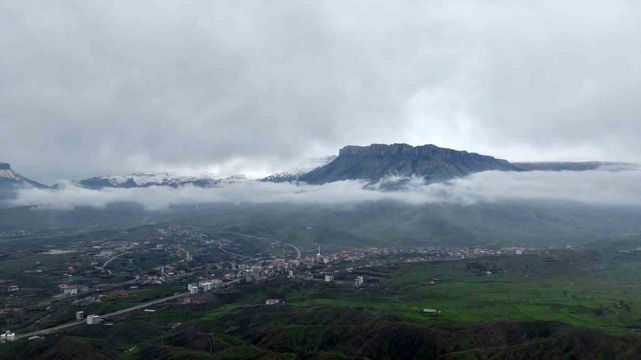 HAKKÂRİ'NİN DERECİK İLÇESİNDE YAĞIŞLARLA BİRLİKTE ETKİLİ OLAN SİSLİ HAVA, DOĞADA GÜZEL MANZARALAR...