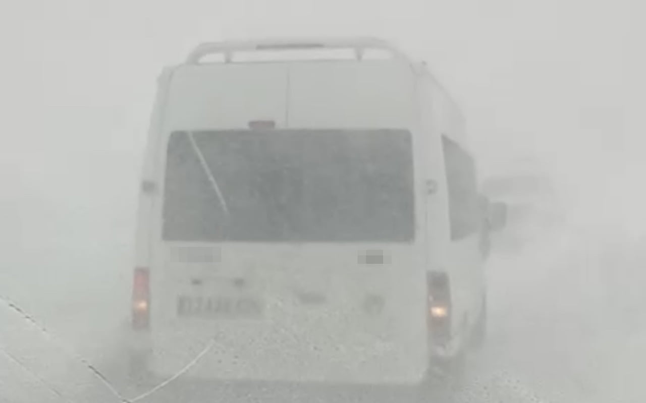 HAKKARİ'NİN YÜKSEKOVA İLÇESİNDE KAR VE TİPİ NEDENİYLE YOLDA MAHSUR KALAN 5 ARAÇTAKİ VATANDAŞLAR...