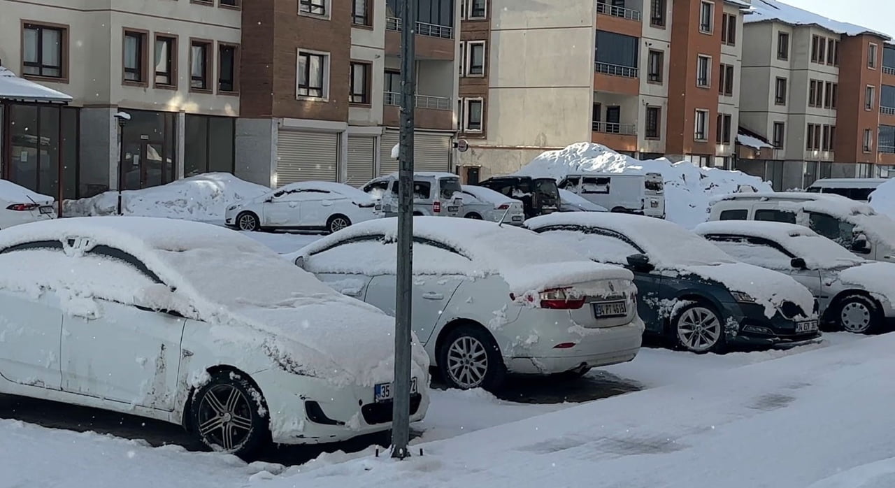 HAKKARİ'NİN YÜKSEKOVA İLÇESİNDE KAR YAĞIŞI ETKİLİ OLDU