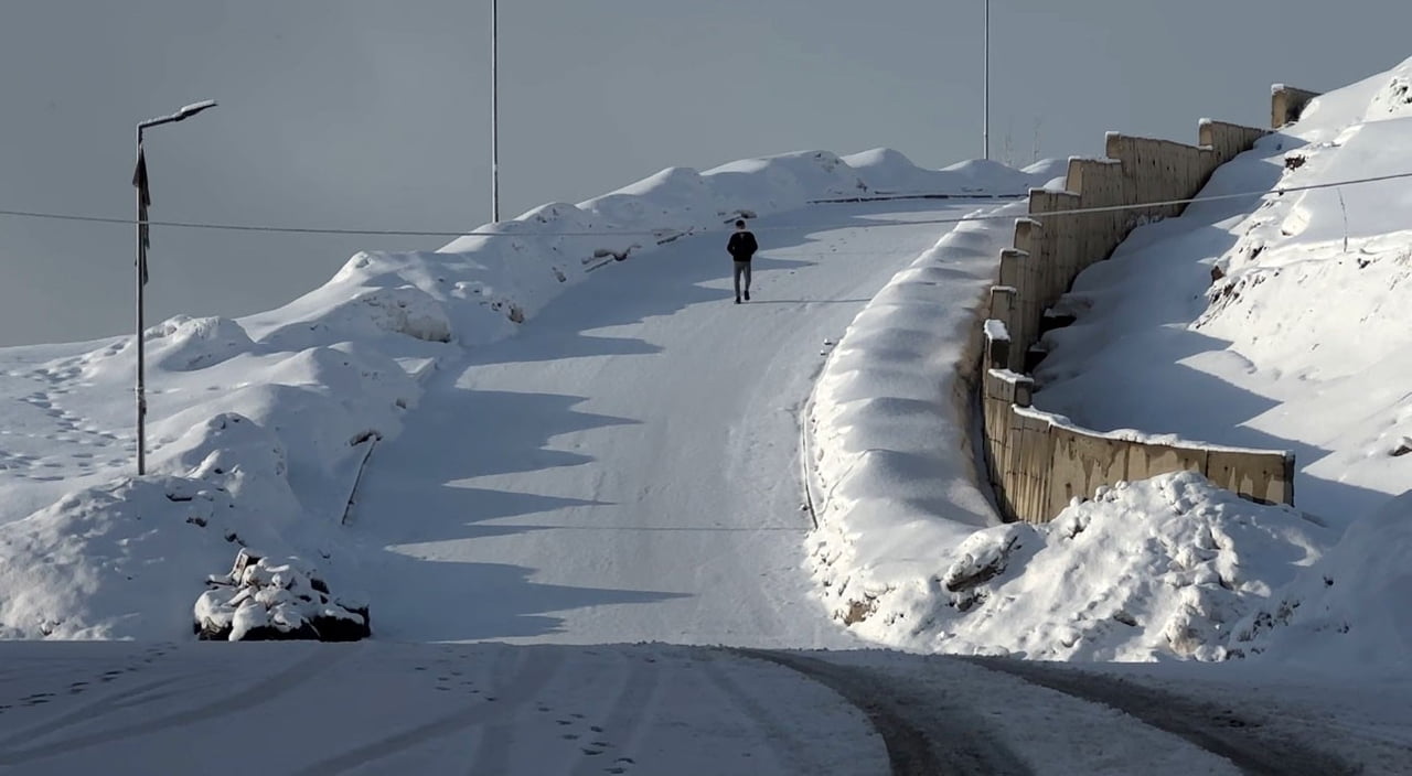 HAKKARİ'NİN YÜKSEKOVA İLÇESİNDE KAR YAĞIŞI ETKİLİ OLDU