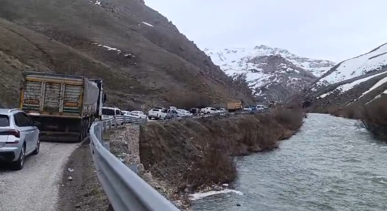 HAKKARİ'NİN YÜKSEKOVA İLÇESİNDE MEYDANA GELEN HEYELAN NEDENİYLE VAN KARAYOLU BİR SÜRE TRAFİĞE...