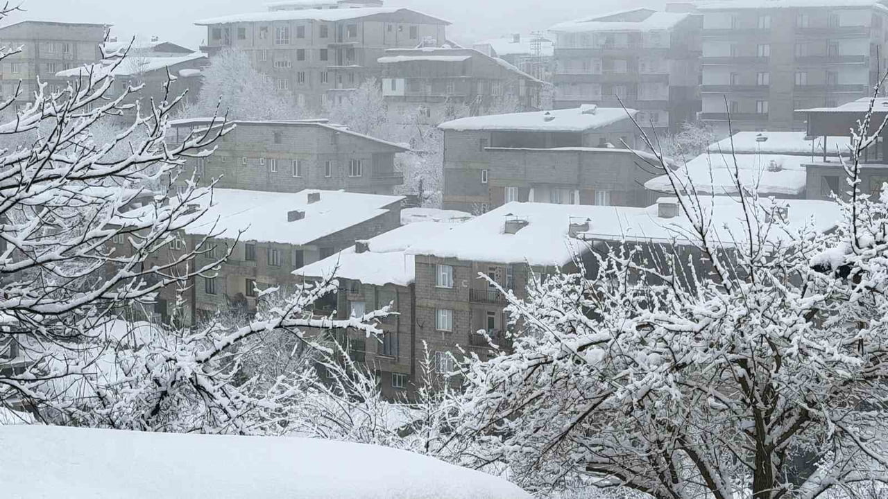 HAKKARİ GENELİNDE METEOROLOJİNİN YAPTIĞI UYARILARIN ARDINDAN KARLA KARIŞIK YAĞMUR ETKİSİNİ...