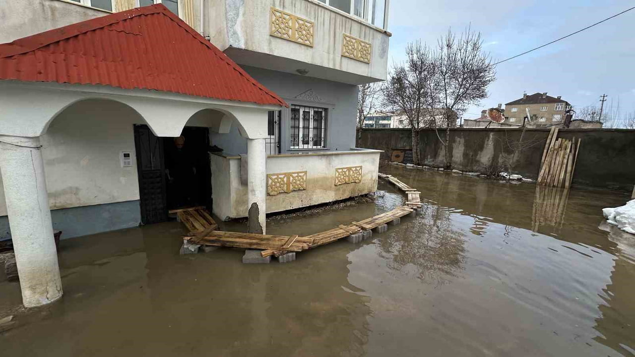HAKKARİ’NİN YÜKSEKOVA İLÇESİNDE KIŞ MEVSİMİNİN ARDINDAN ERİYEN KARLAR VE SAĞANAK YAĞIŞLAR, BAZI...