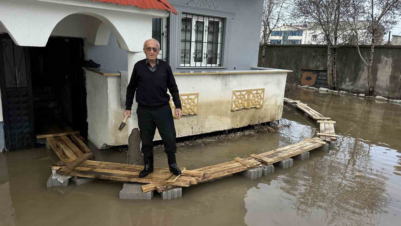 HAKKARİ’NİN YÜKSEKOVA İLÇESİNDE KIŞ MEVSİMİNİN ARDINDAN ERİYEN KARLAR VE SAĞANAK YAĞIŞLAR, BAZI...