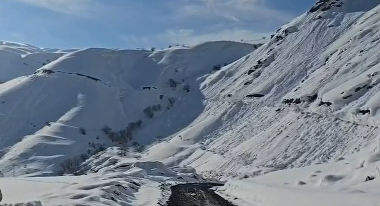 HAKKÂRİ’NİN YÜKSEKOVA İLÇESİNE BAĞLI AKTOPRAK KÖY YOLUNA İNEN ÇIĞ, İL ÖZEL İDARESİ EKİPLERİNİN...