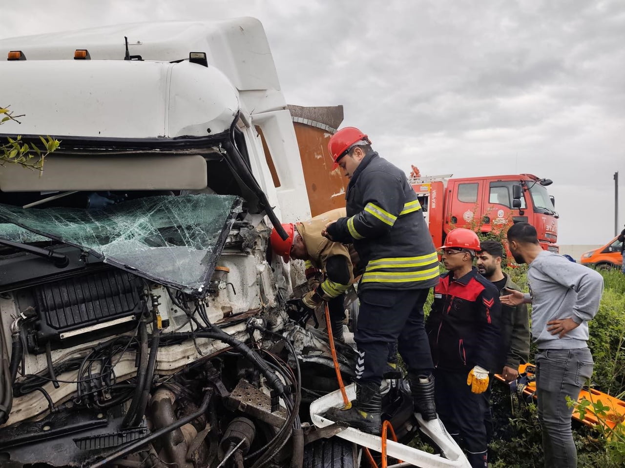 HATAY'DA BİR ARAÇLA ÇARPIŞARAK KONTROLDEN ÇIKAN TANKER, NARENCİYE BAHÇESİNE UÇTU.