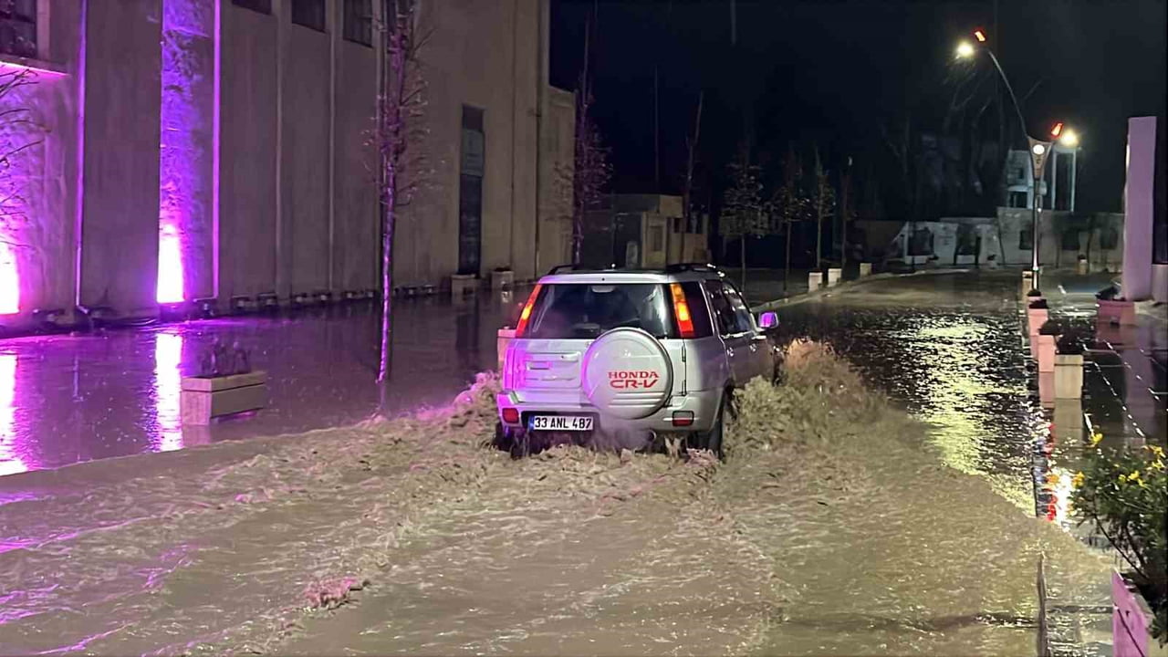 HATAY'DA ŞİDDETLİ YAĞIŞLA BİRLİKTE DOLU ETKİLİ OLURKEN HAVANIN KARARMASIYLA BİRLİKTE ŞİMŞEKLER...