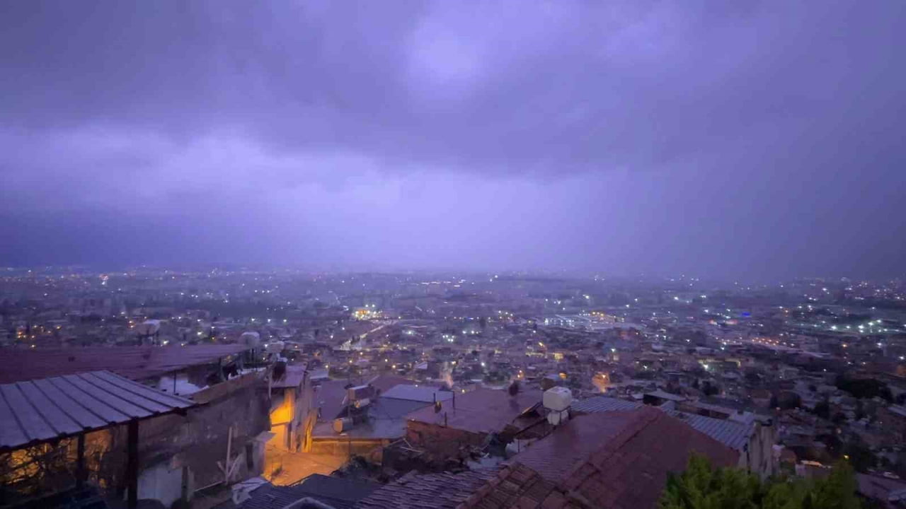 HATAY'DA ŞİDDETLİ YAĞIŞLA BİRLİKTE DOLU ETKİLİ OLURKEN HAVANIN KARARMASIYLA BİRLİKTE ŞİMŞEKLER...