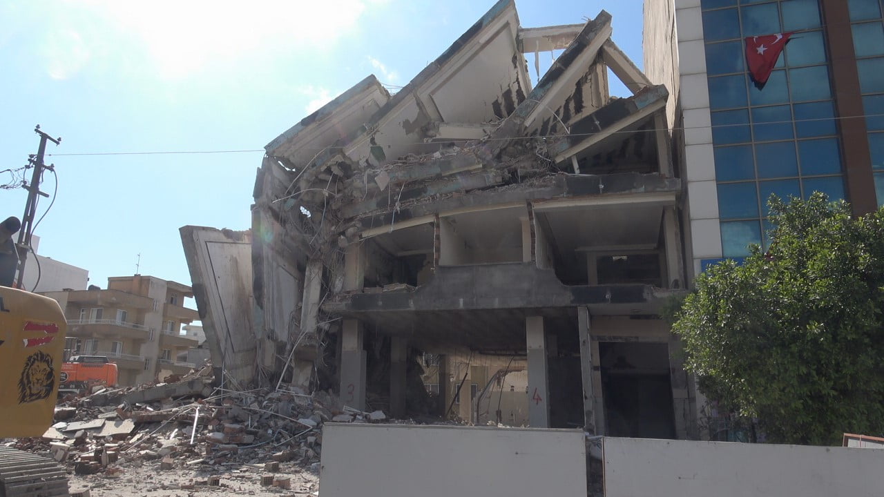 HATAY’DA DEPREMDE HASAR GÖREN 7 KATLI BİNANIN İŞ MAKİNESİYLE KONTROLLÜ OLARAK YIKILDIĞI ANLAR CEP...