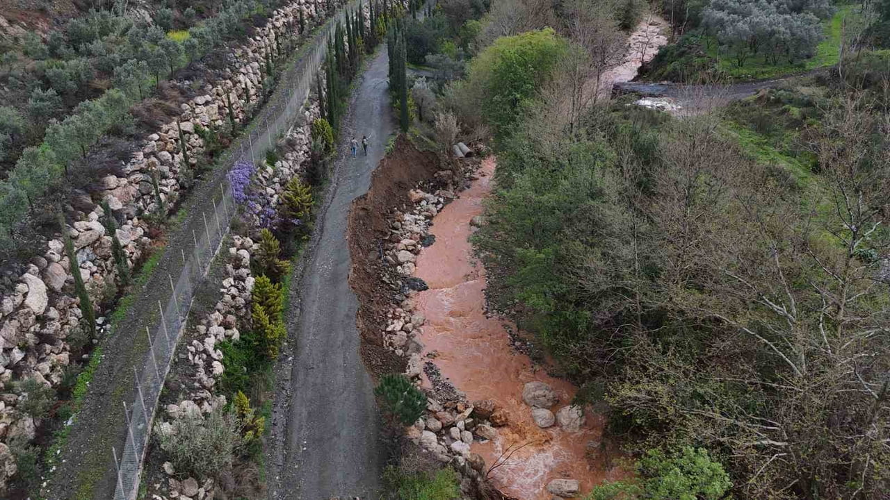 HATAY’DA GECE SAATLERİNDE ETKİLİ OLAN YAĞIŞLA BİRLİKTE DEBİSİ ARTAN DEREDE OLUŞAN SELLE BİRLİKTE...
