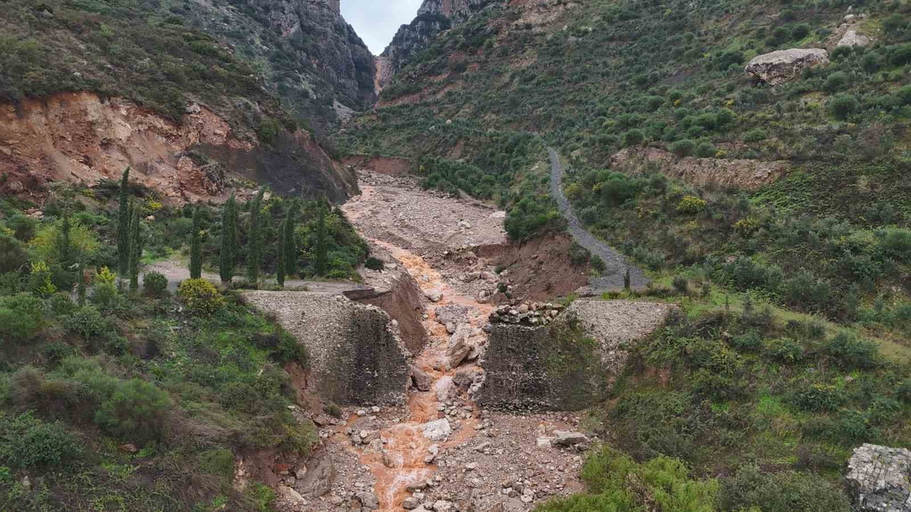 HATAY’DA GECE SAATLERİNDE ETKİLİ OLAN YAĞIŞLA BİRLİKTE DEBİSİ ARTAN DEREDE OLUŞAN SELLE BİRLİKTE...