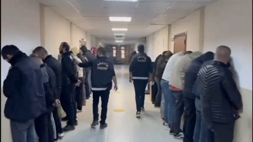 HATAY’DA POLİS EKİPLERİ, KAHVEHANEDE KUMAR OYNAYAN 42 ŞAHSA SUÇÜSTÜ YAPTI. OPERASYONDA YÜKSEK...