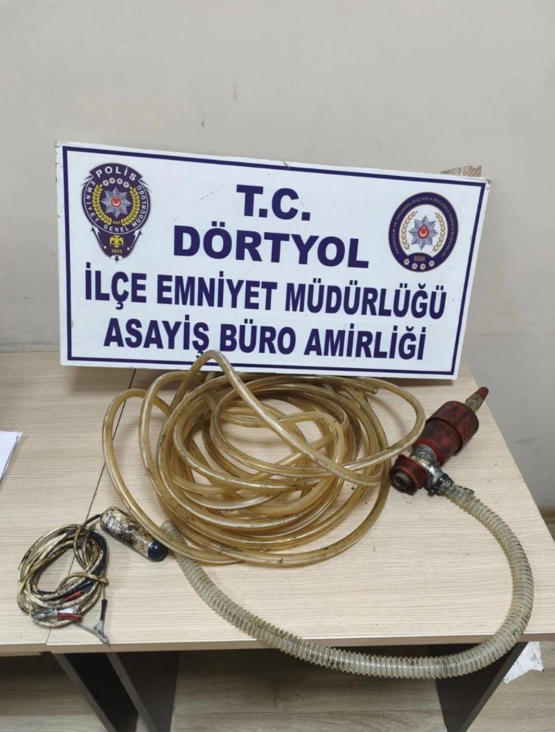 HATAY’IN DÖRTYOL İLÇESİNDE PARK HALİNDEKİ TIR’LARIN DEPOLARINDAN MAZOT ÇALAN ŞÜPHELİ YAKALANIRKEN...