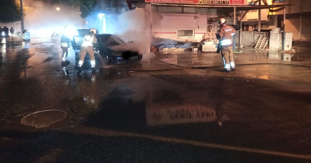 HATAY’IN İSKENDERUN İLÇESİNE BAĞLI MURADİYE MAHALLESİ’NDE ARAÇ YANGINI MEYDANA GELDİ.