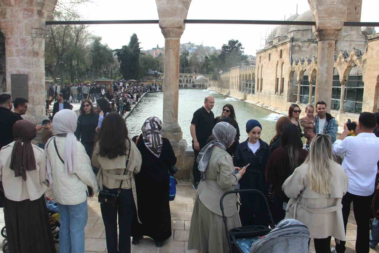 HATIRA FOTOĞRAFI ÇEKEN VATANDAŞLAR