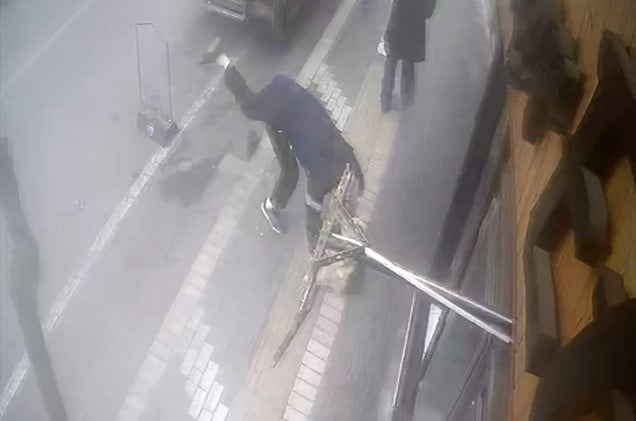 HAYRABOLU'DA BETON DUBAYA TAKILAN VATANDAŞIN ZOR ANLARI KAMERAYA YANSIDI