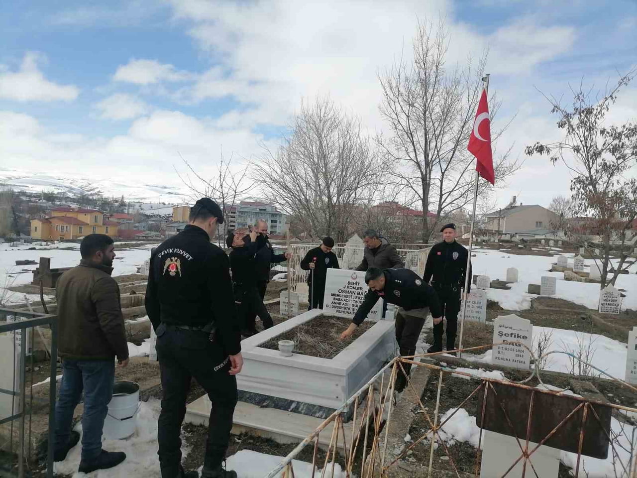 HINIS İLÇESİNDE POLİS EKİPLERİ ŞEHİT KABİRLERİNİ TEK TEK TEMİZLEYİP BAKIMDAN...