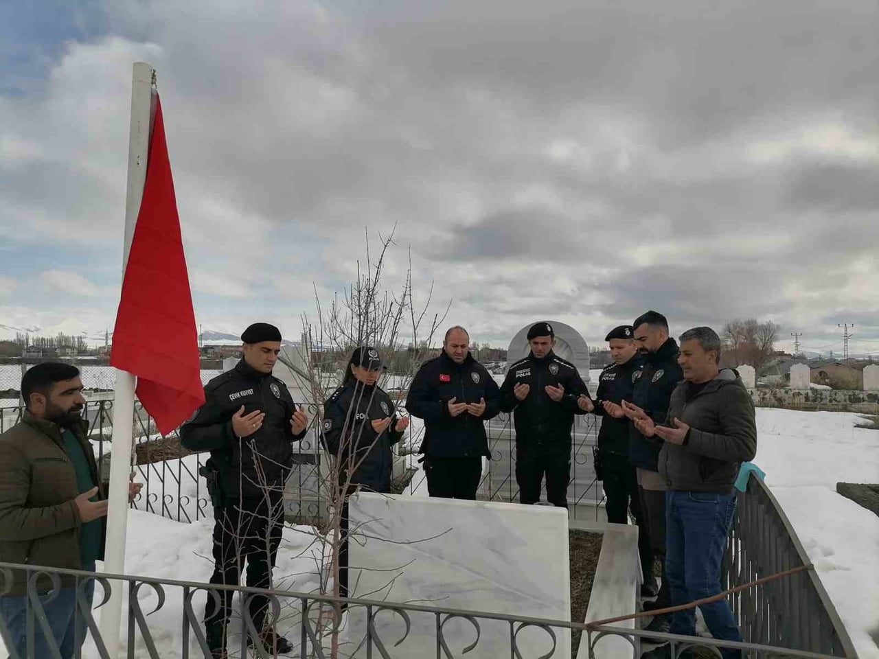 HINIS İLÇESİNDE POLİS EKİPLERİ ŞEHİT KABİRLERİNİ TEK TEK TEMİZLEYİP BAKIMDAN...