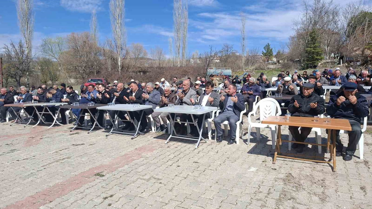 HİSARCIK’TA DEPREMDE HAYATINI KAYBEDENLER İÇİN MEVLİT VE HAYIR YEMEĞİ