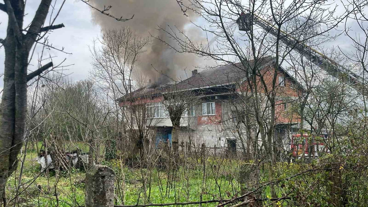 İKİ KATLI EVDE ÇIKAN YANGIN KORKUTTU